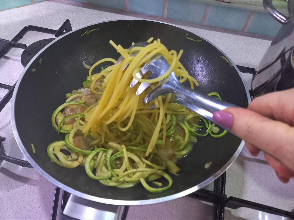 Les pâtes aux courgettes avec crevettes géantes et poutargue
