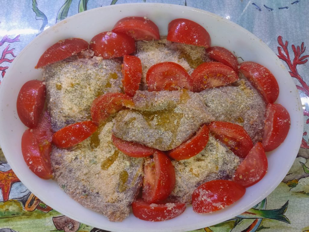 Thon gratiné au four avec des tomates