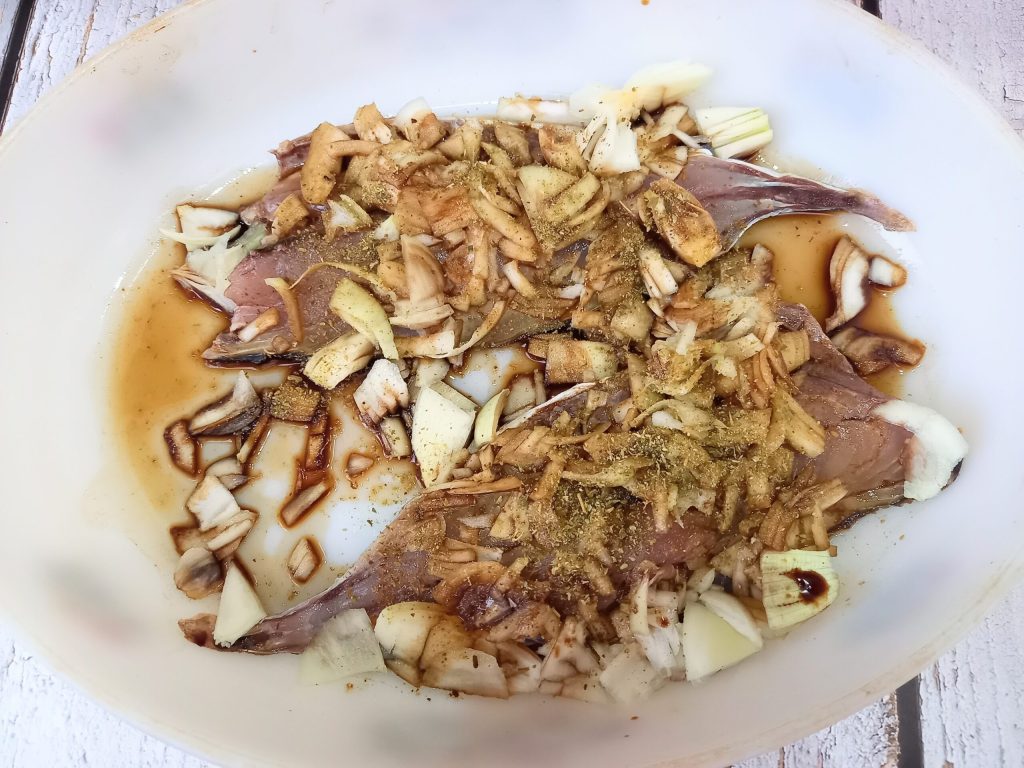 Filets de poisson aux oignons caramélisés