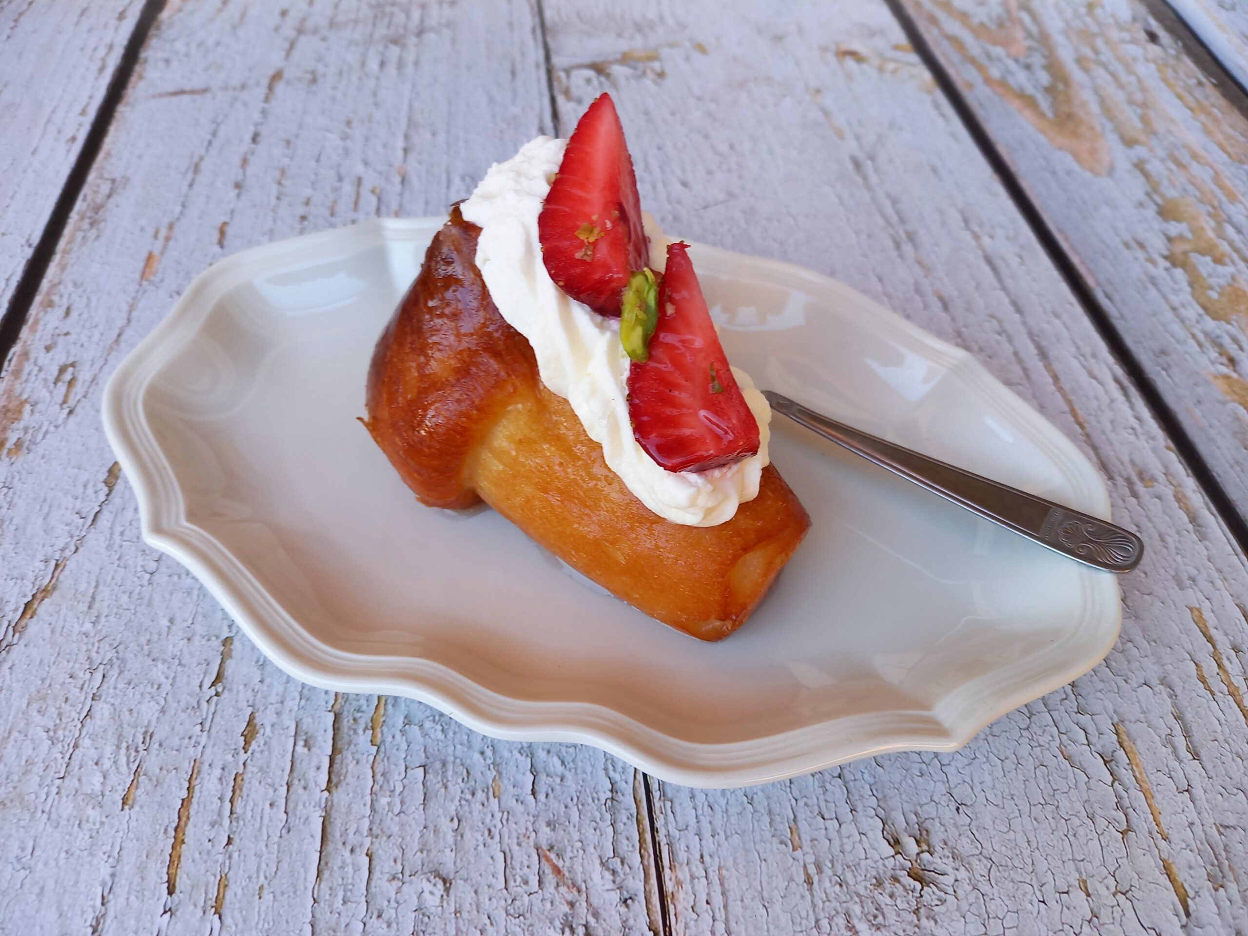 Babà au rhum avec crème et fraises