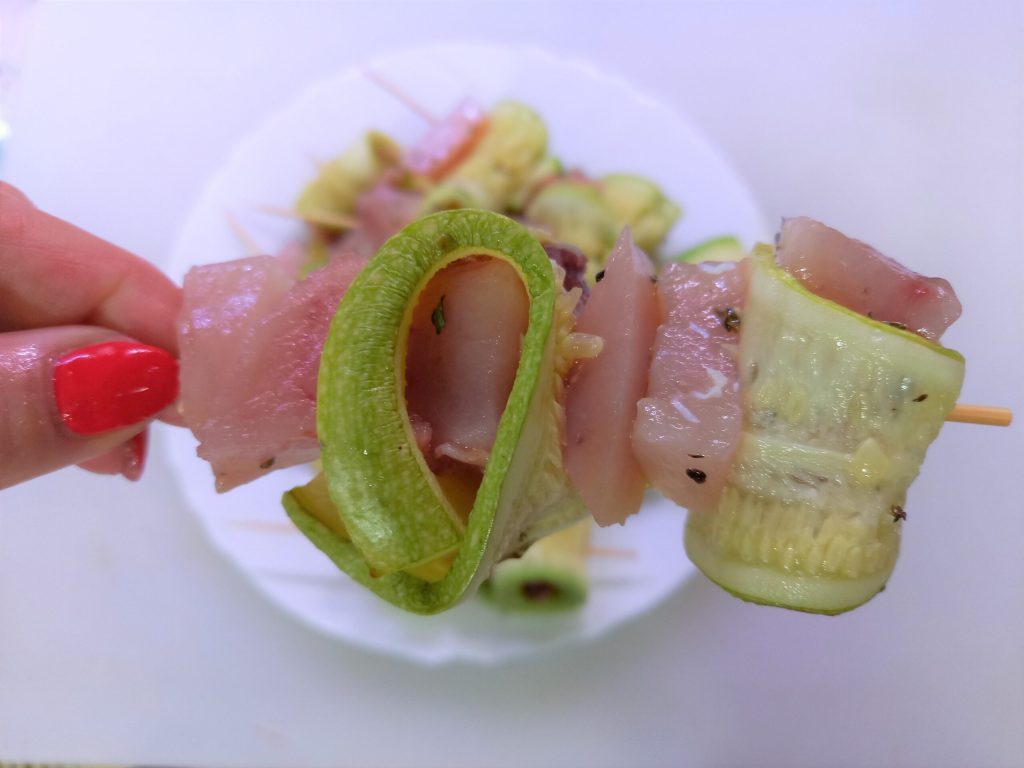 Brochettes de poisson et courgettes panées
