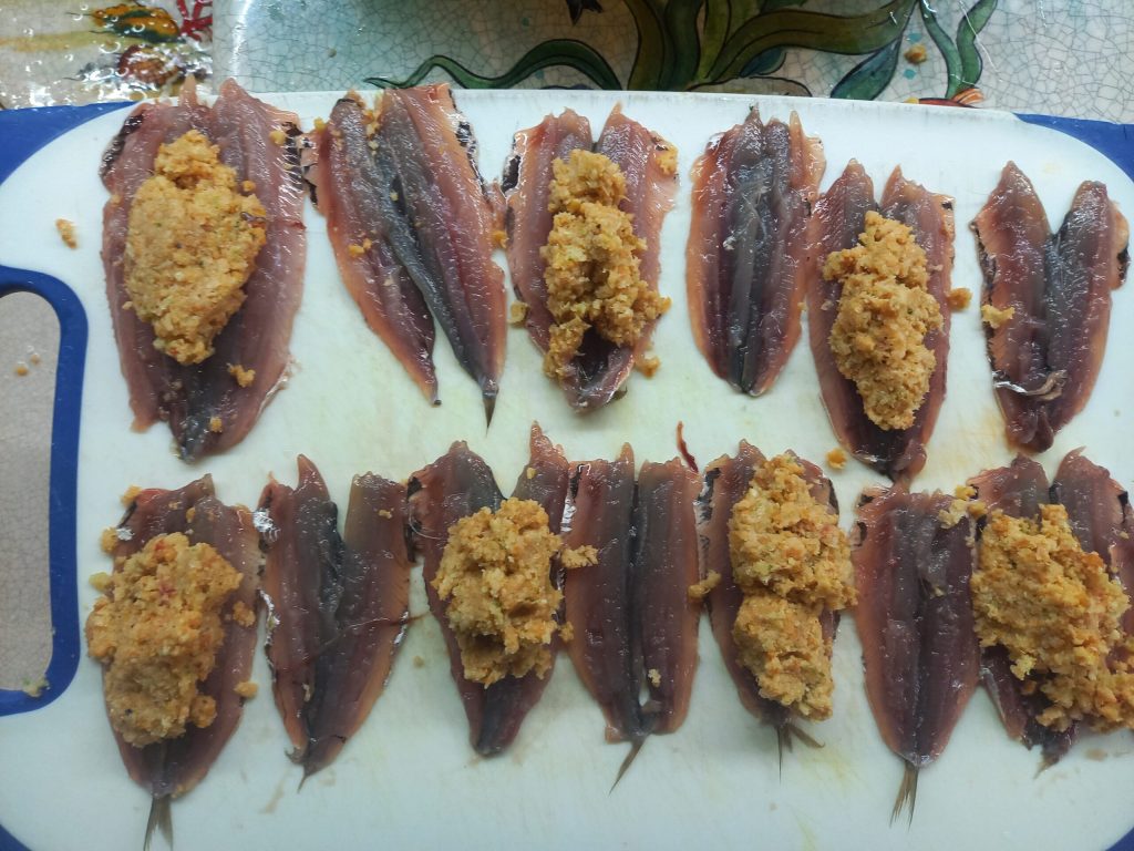 Sardines à la beccafico à la sauce avec petits pois