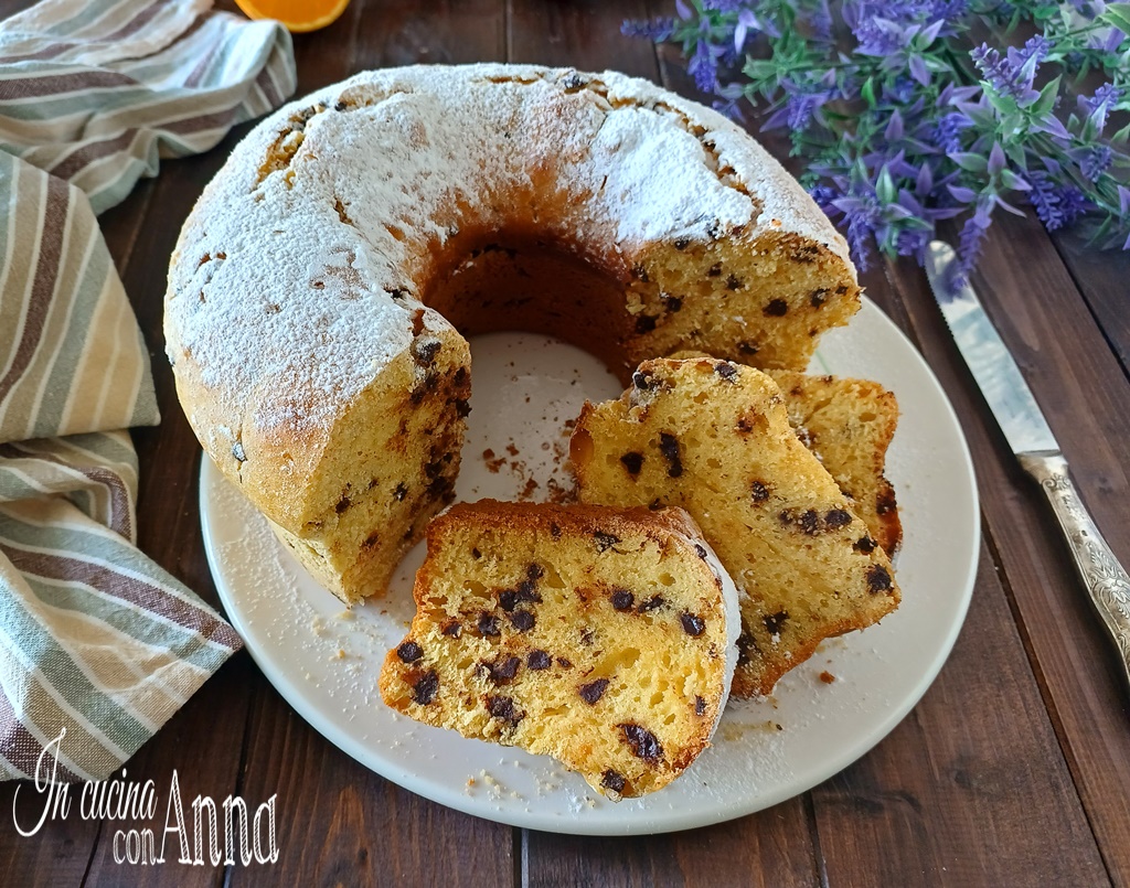 Gâteau en couronne avec pépites de chocolat