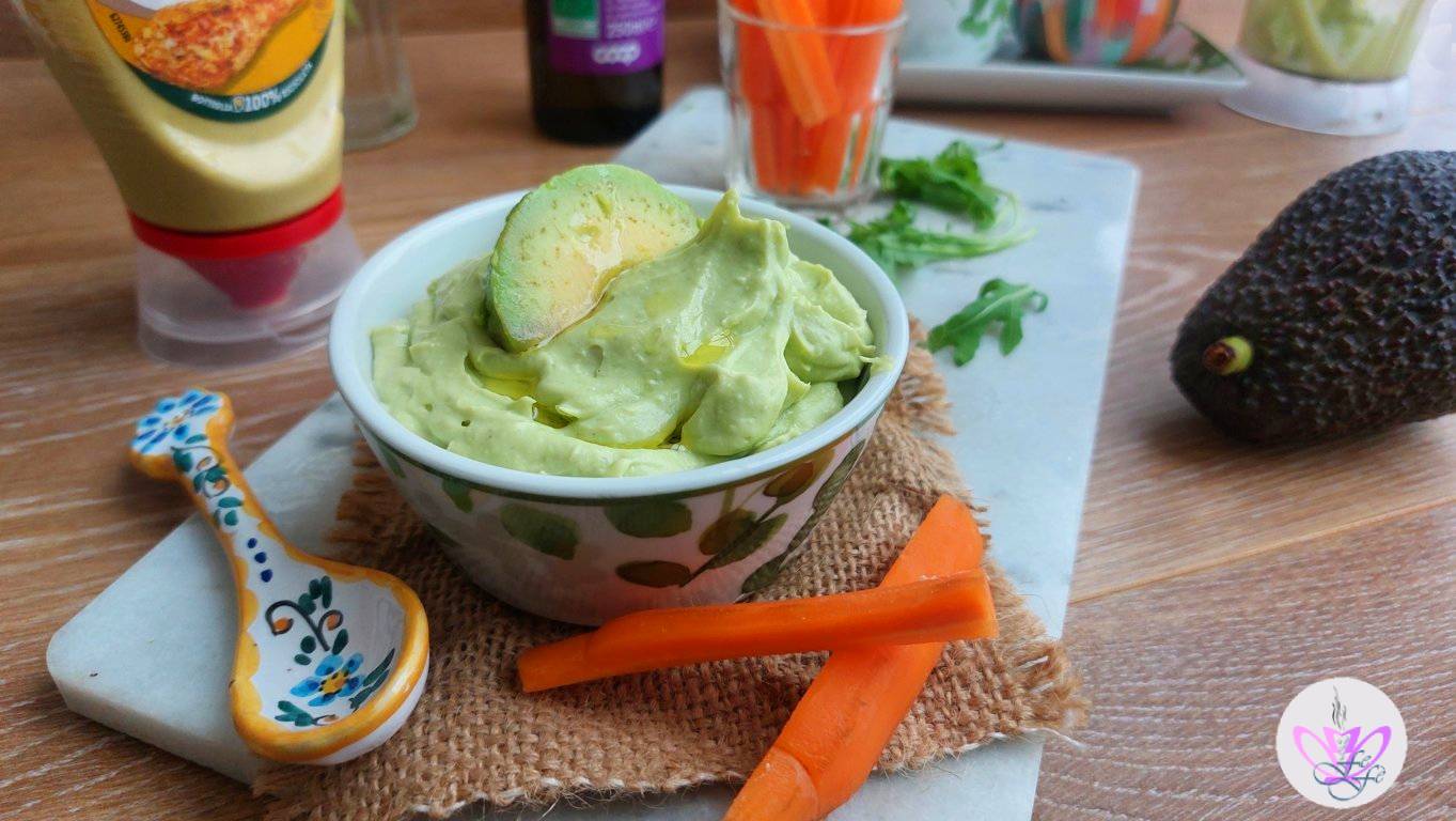 MAYONNAISE À L&rsquo;AVOCAT AVEC ŒUFS DURS