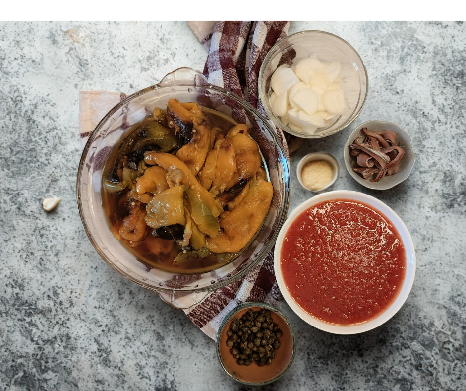 Poivrons mijotés avec anchois, câpres et tomate.