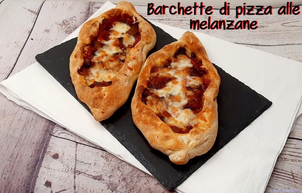 Passé le temps, étaler chaque boule en une forme ovale, les farcir avec la garniture d'aubergine en laissant un bord d'environ 2 doigts sur tout le pourtour