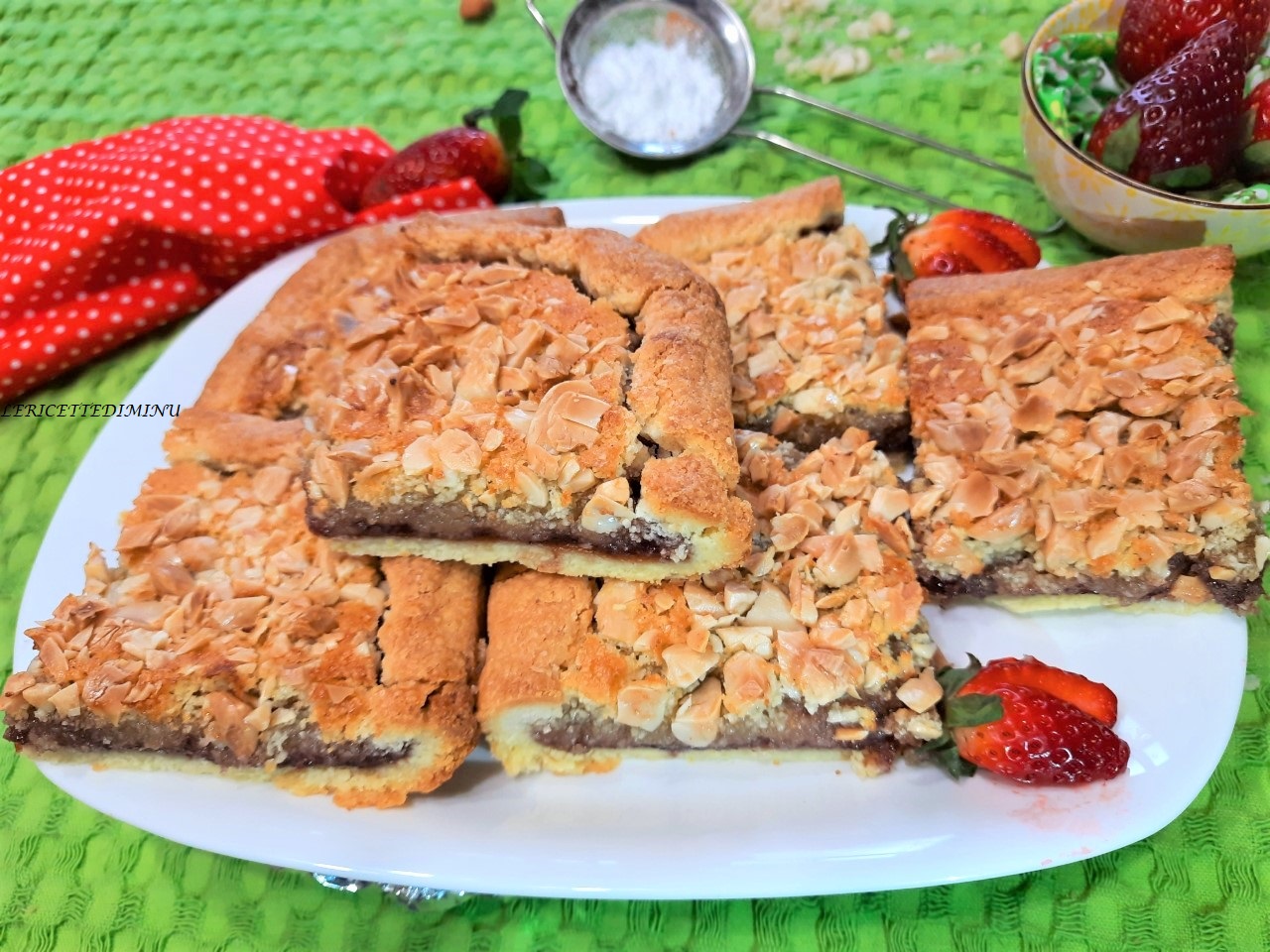 Tarte avec crème frangipane et confiture de fraises