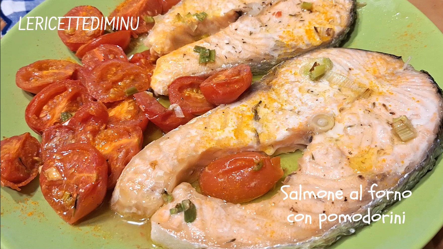 Tranches de saumon au four avec tomates cerises