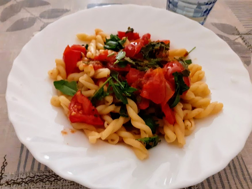 pâtes avec roquette et tomates cerises à la pugliese