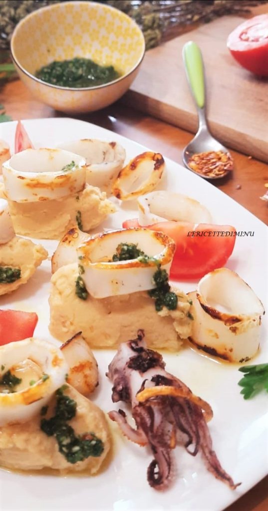 Calamars grillés avec purée de pois chiches et sauce chimichurri