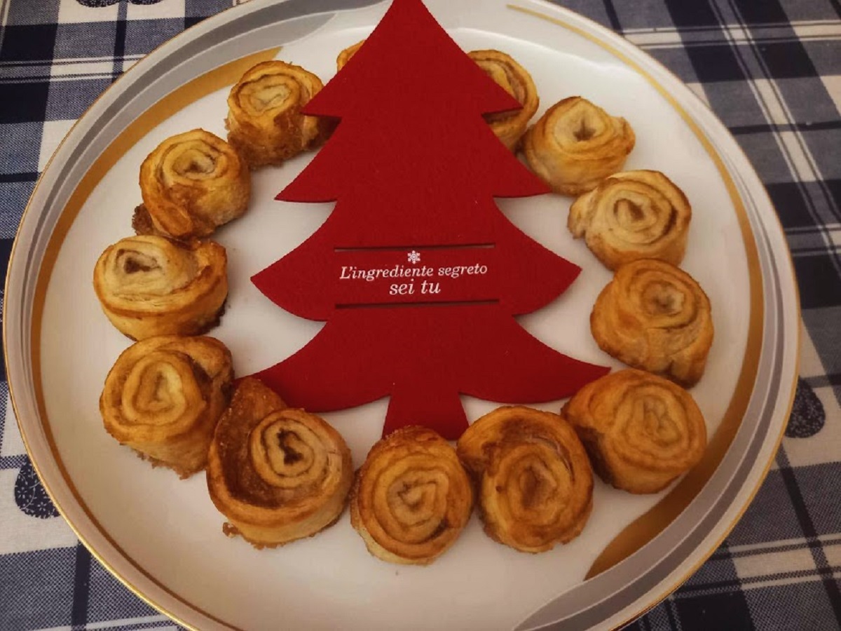 Roulés à la cannelle caramélisés avec sucre brun centre de table de Noël