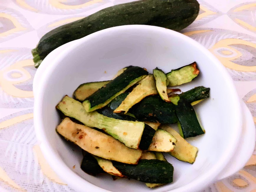 Peaux de courgettes frites à l'air épicées et croustillantes