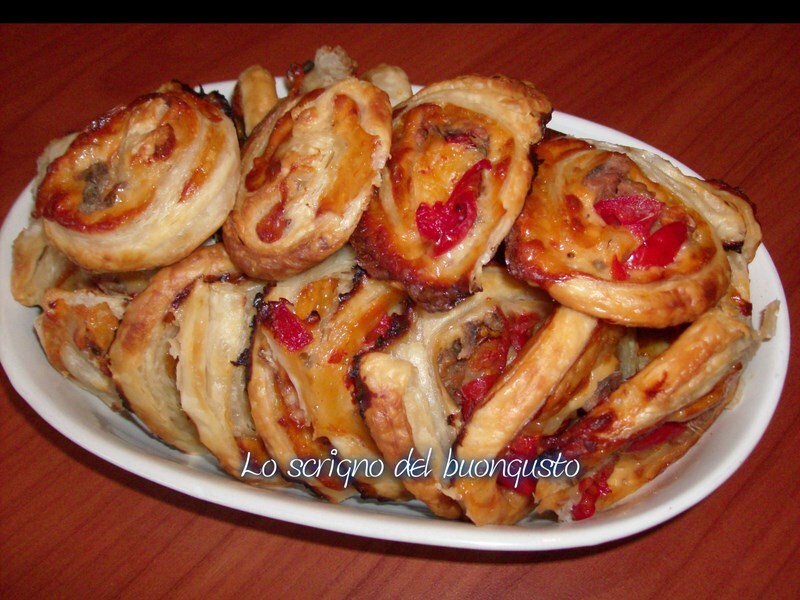 Roulés d'anchois, tomates cerises..