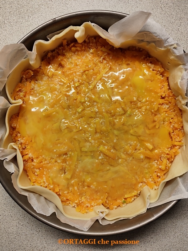 ajouter les œufs à la tarte citrouille et fromage