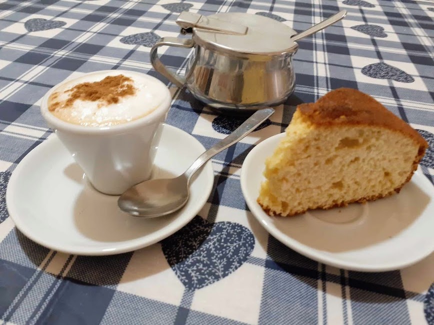 Café à la cannelle en poudre avec mousse de lait