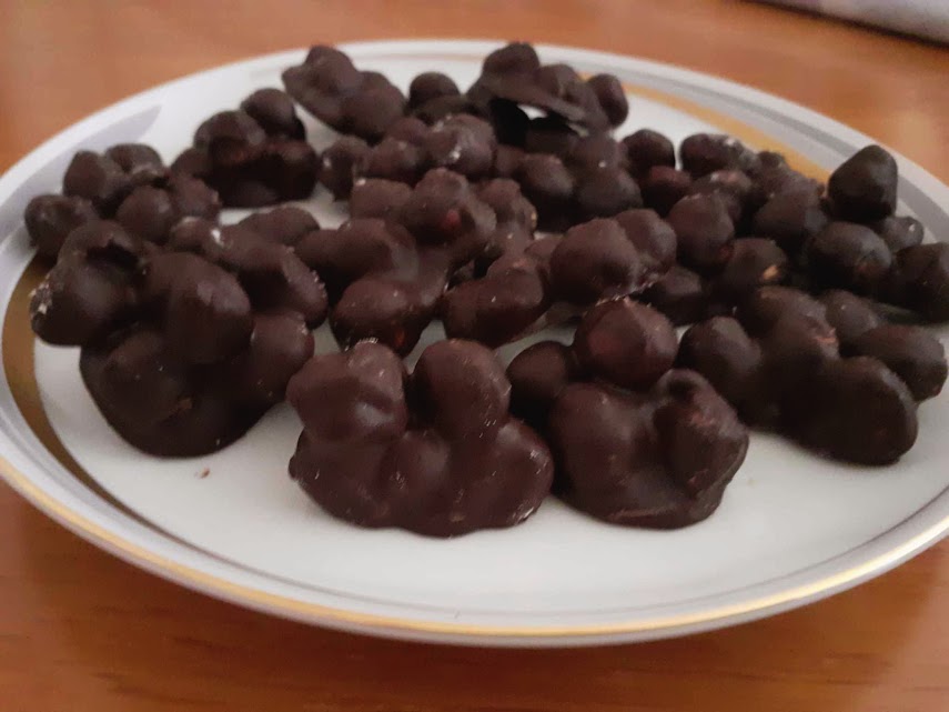 Amandes au chocolat noir recouvertes en petits tas