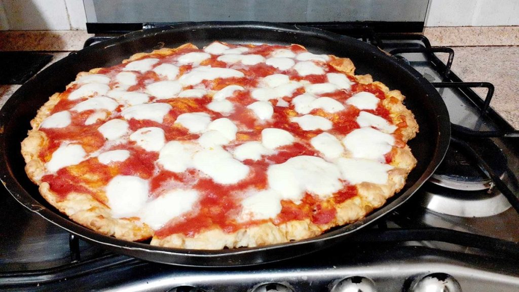 Pizza avec pâte au yaourt et levure instantanée rapide