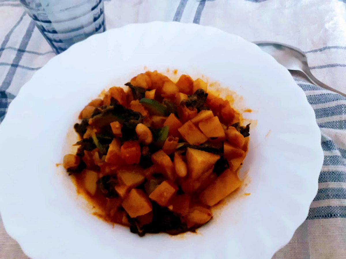 Soupe de chou noir et haricots cannellini à la tomate