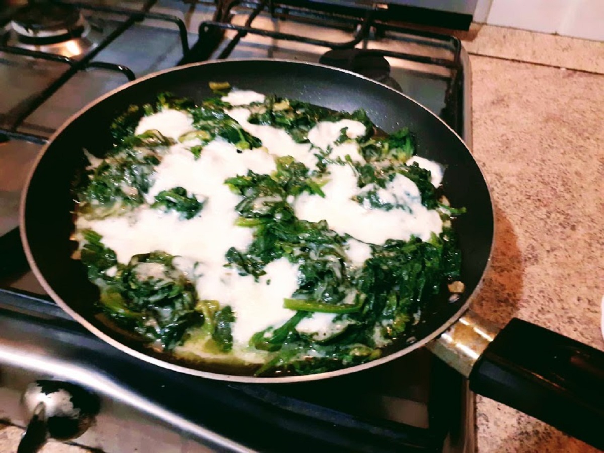 Épinards sautés à la poêle avec du grana et de la mozzarella