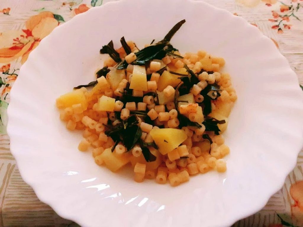 Pâtes et pommes de terre avec roquette sans sauce tomate