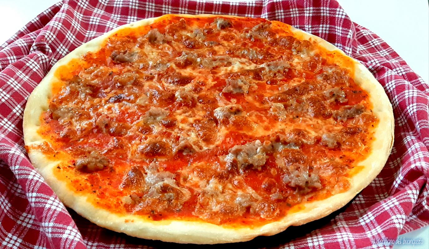 Pizza rouge à la saucisse