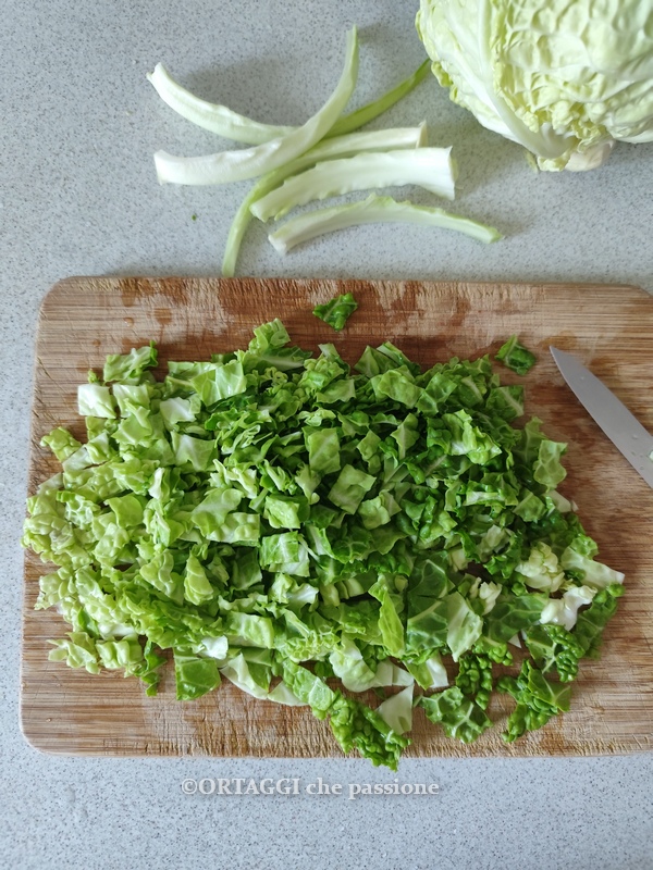couper le chou frisé en morceaux réguliers
