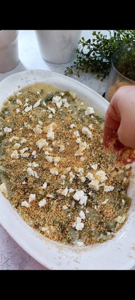 Nous ajoutons de la feta, de la chapelure et de l'huile