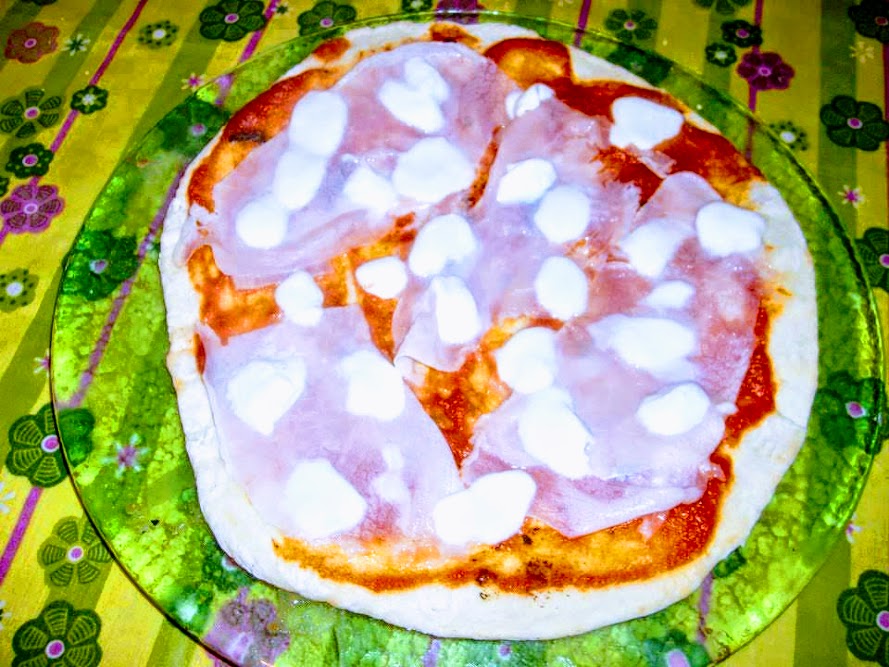 Pizza Margherita avec croûte croustillante