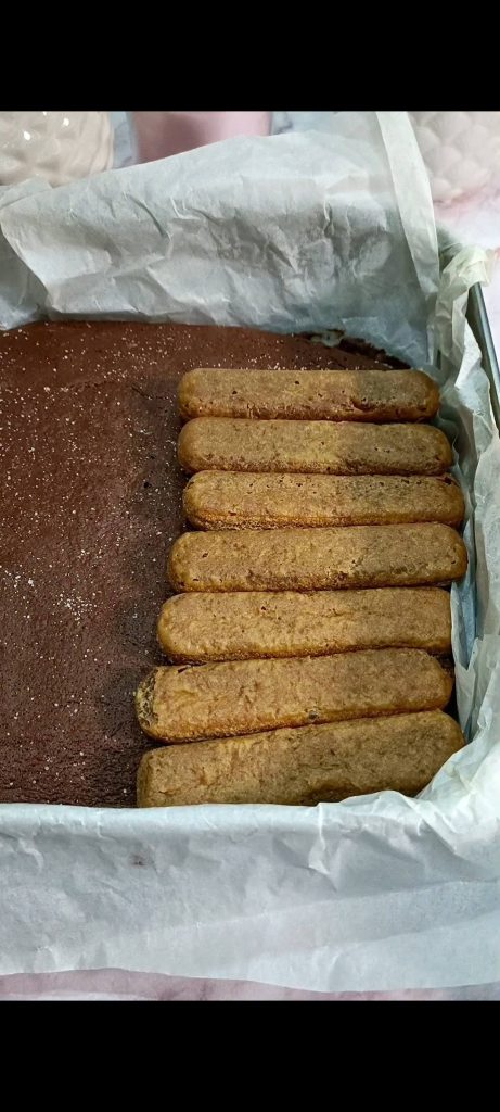 Recouvrons la base brownie avec les boudoirs imbibés de café