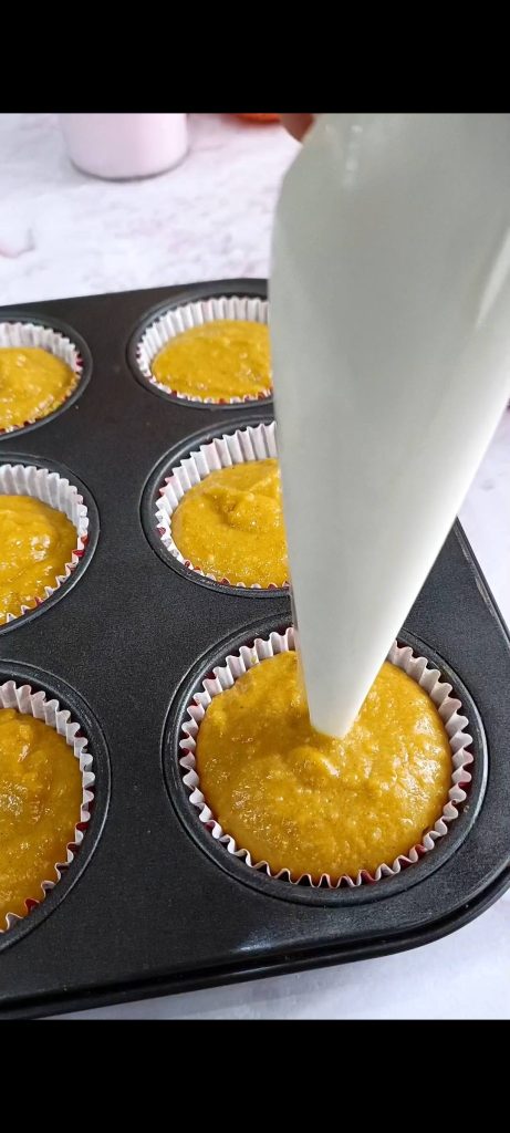 Nous versons la pâte dans les caissettes et ajoutons la crème au fromage