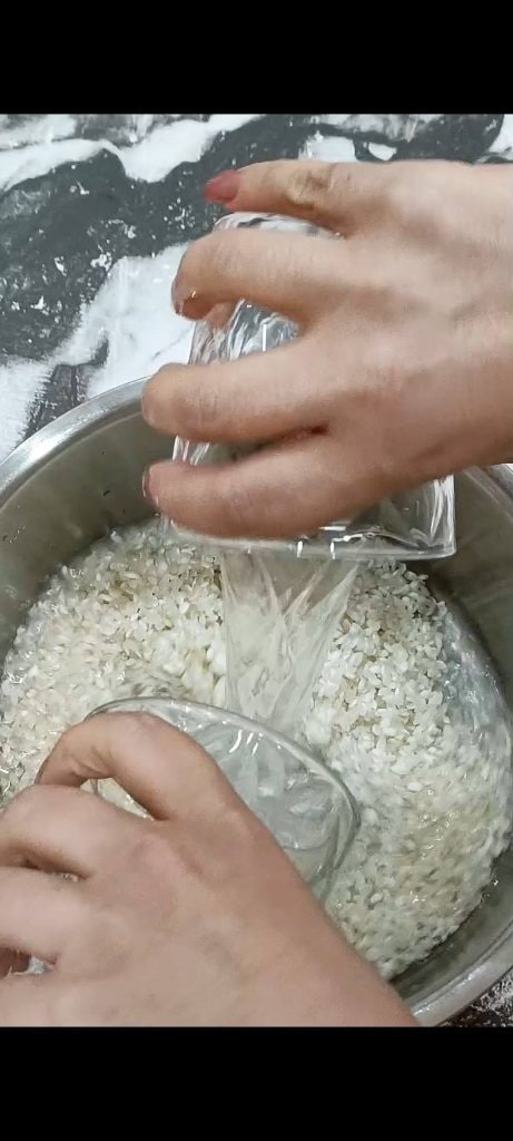 Nous cuisons le riz pour sushi