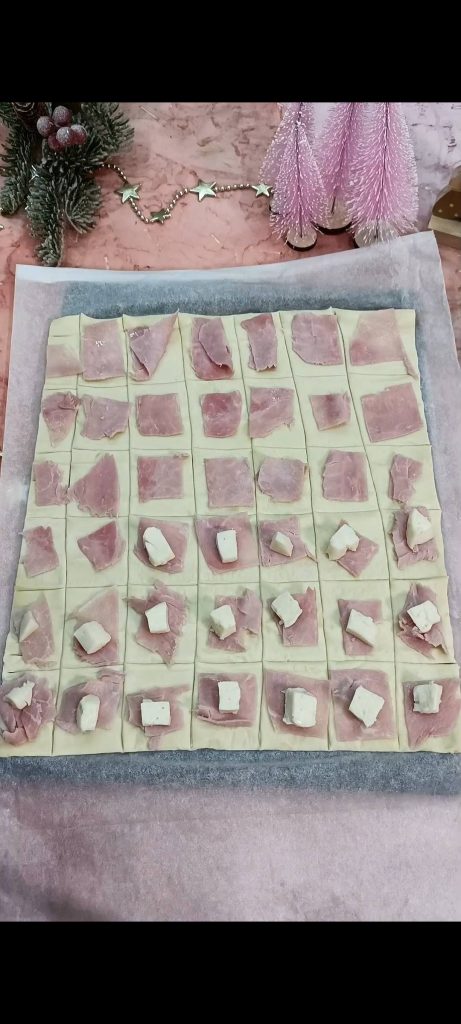 Farcissons chaque carré avec du jambon cuit et du fromage