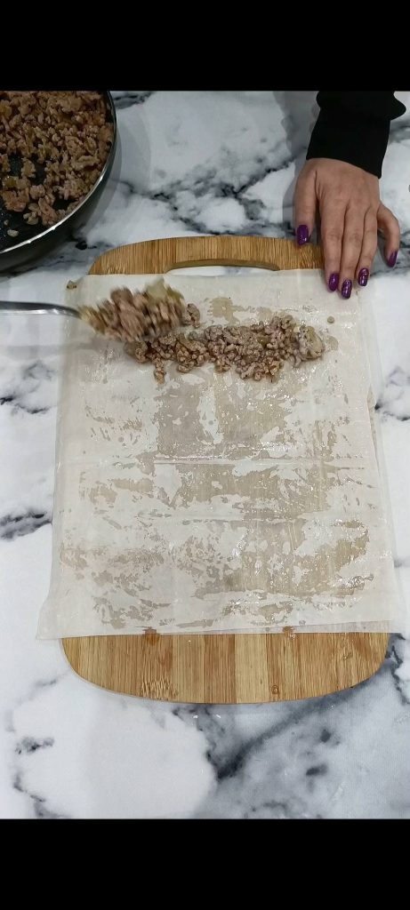 Feuilles de pâte filo avec garniture de viande hachée