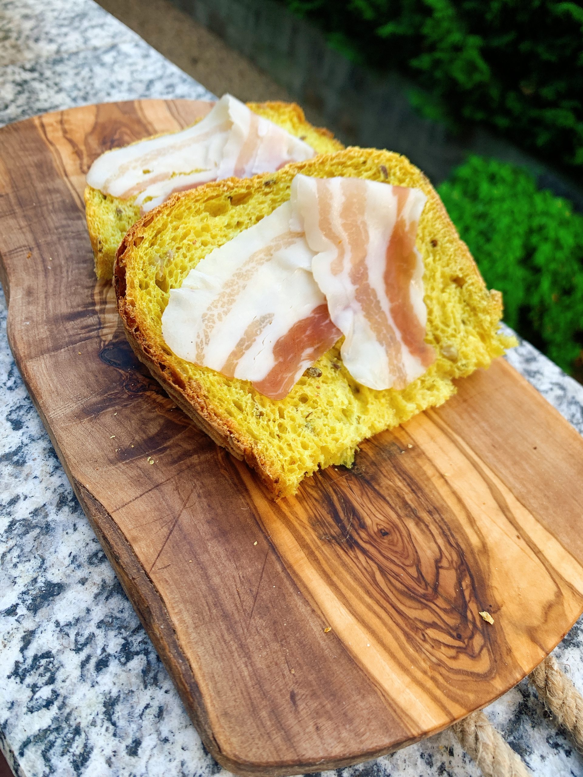 Pain au curcuma avec graines mélangées