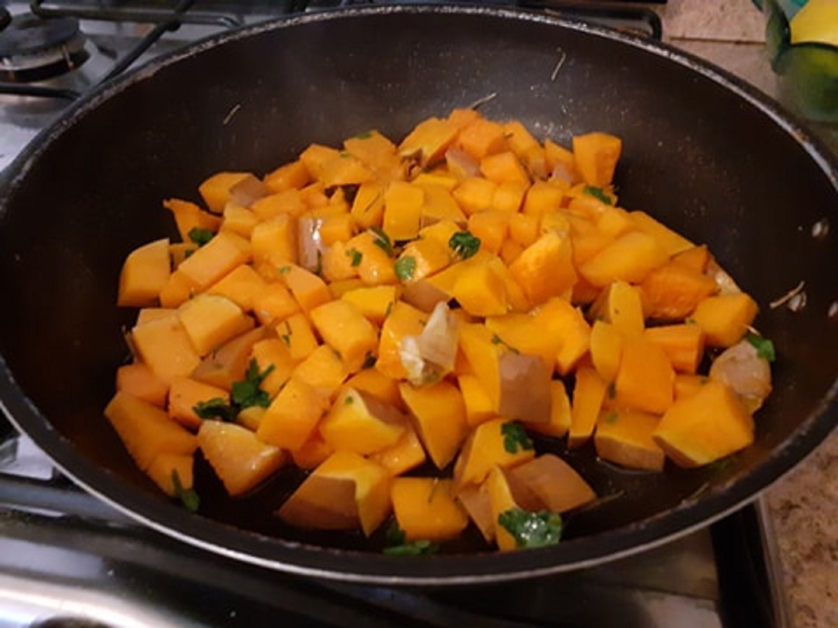 Accompagnement de potiron à la poêle en dés avec la peau
