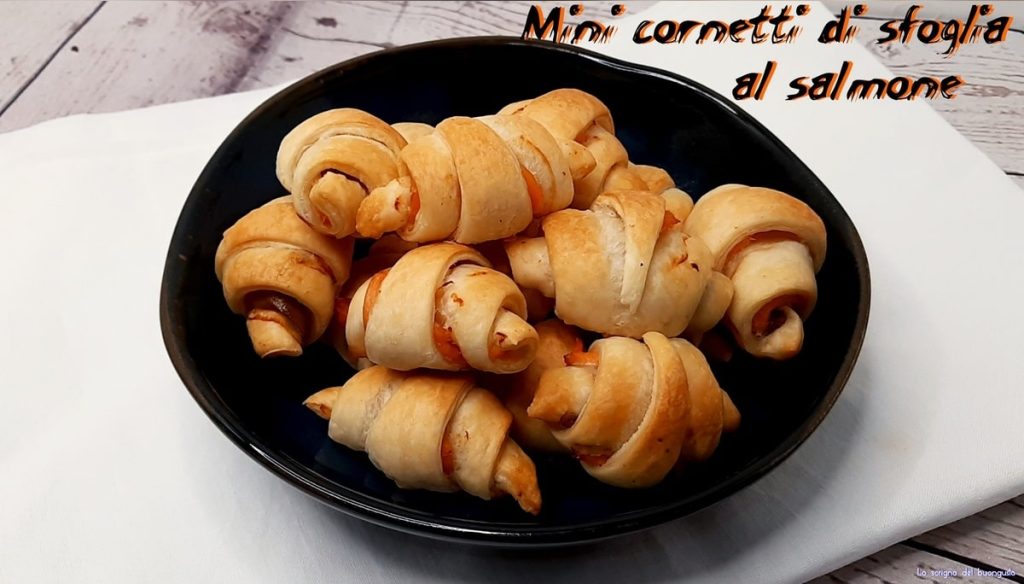 Mini croissants de pâte feuilletée au saumon