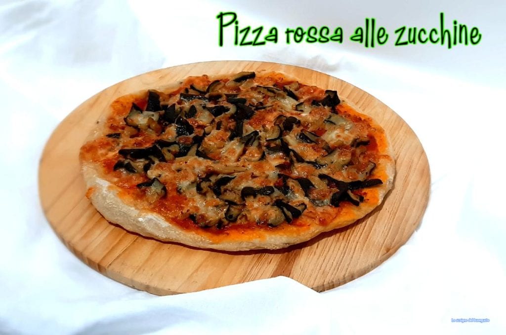 Pizza rouge aux courgettes