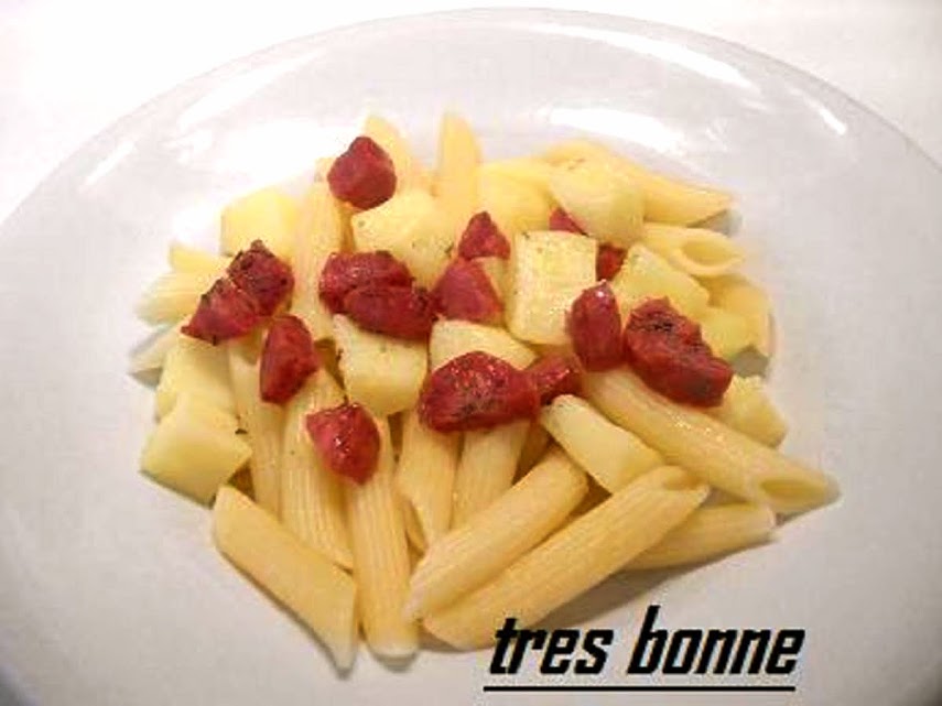 Penne avec salami sauté et pommes de terre