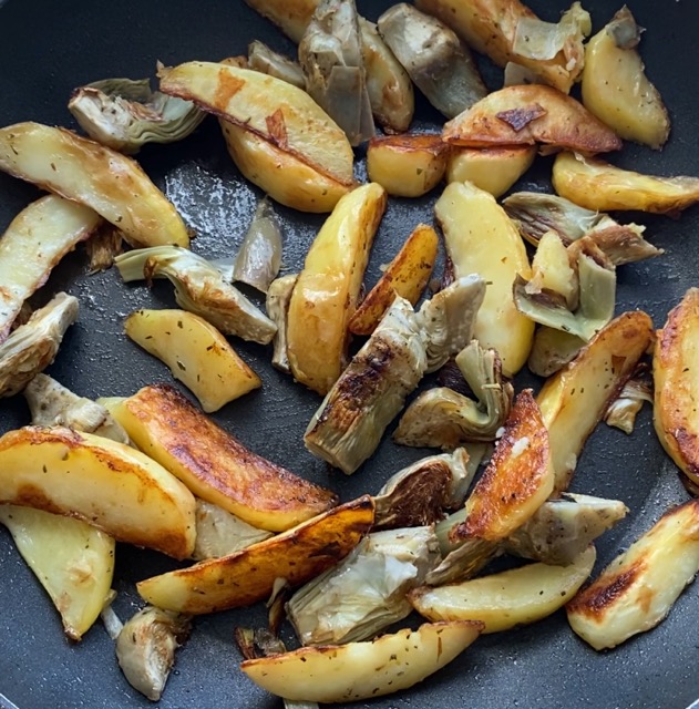 Cuire artichauts et pommes de terre dans un plat