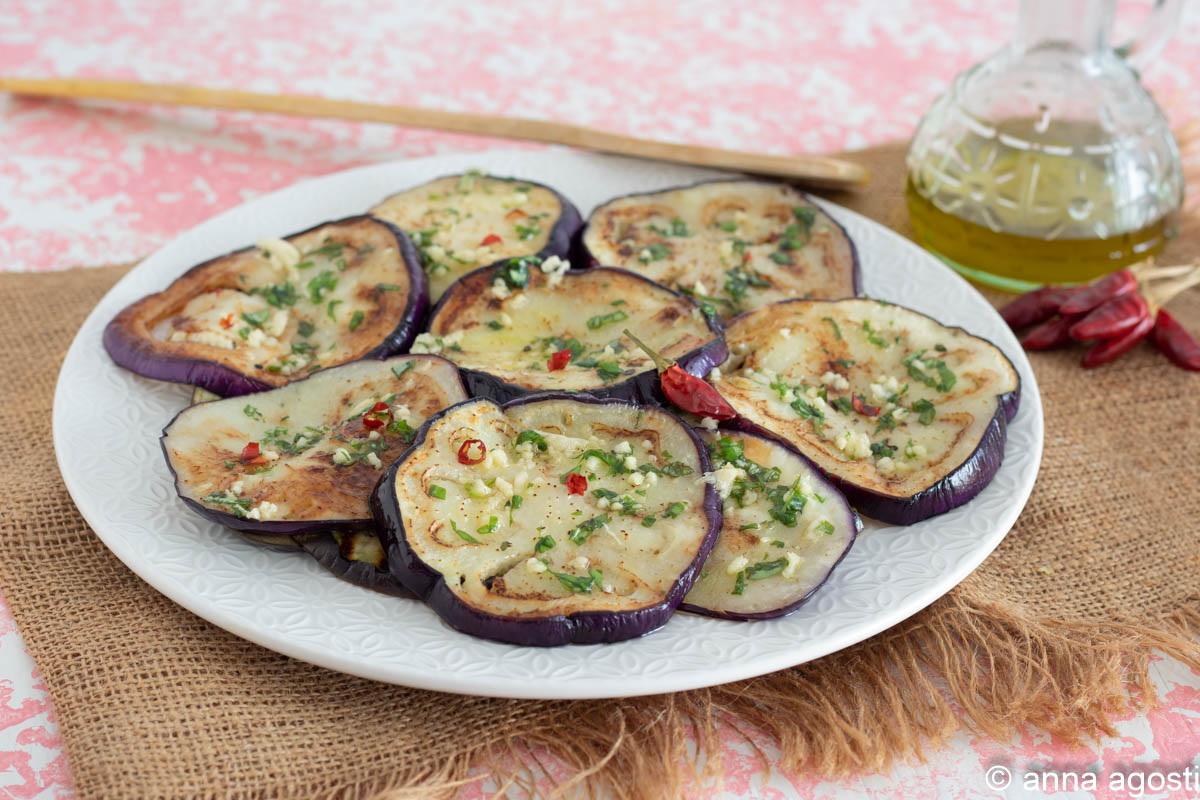 Aubergines marinées au persil, ail et piment