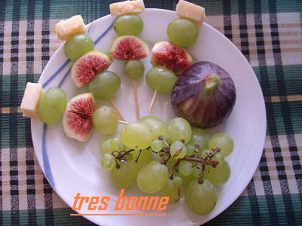 Brochettes de fruits et fromage