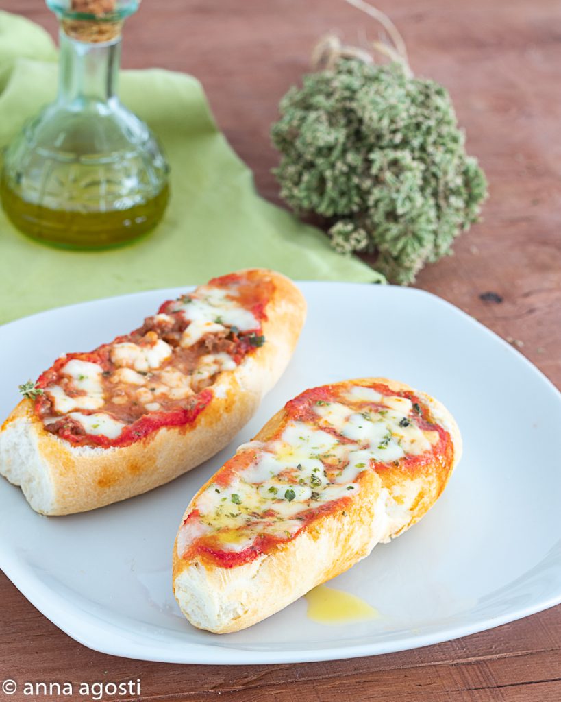 Baguette farci avec viande et mozzarella