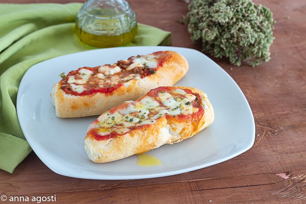 Baguette farci avec viande et mozzarella