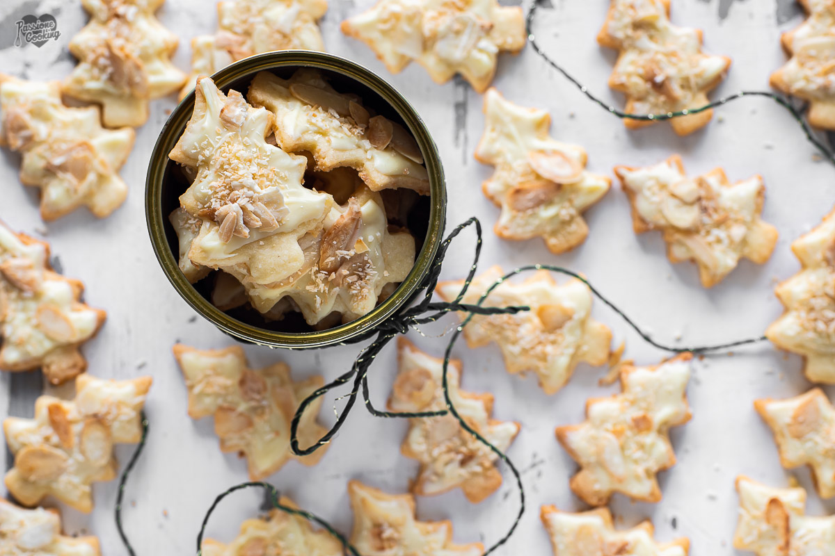 Biscuits de Noël avec noix de coco et chocolat blanc