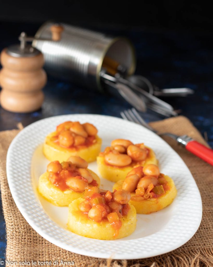 bouchées de polenta avec haricots mijotés