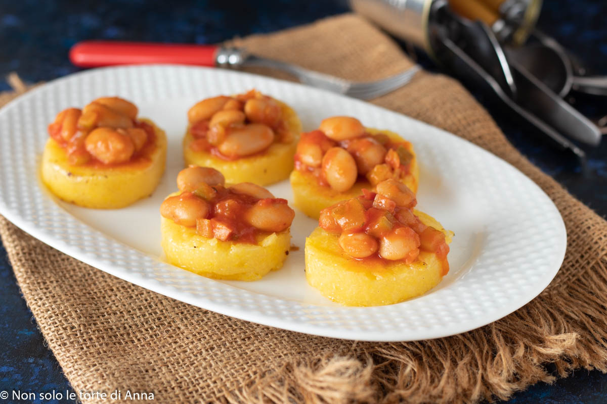 Bouchées de polenta avec haricots mijotés