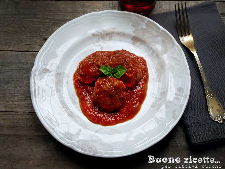 boulettes préparées avec des sardines et sautées dans la sauce
