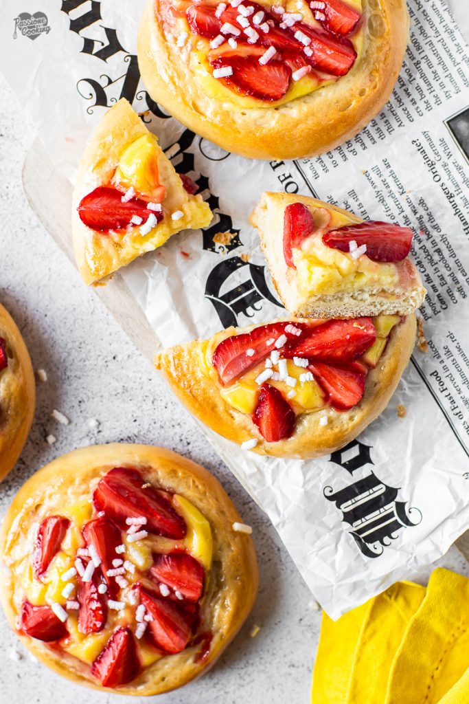 Brioche à la crème et aux fraises