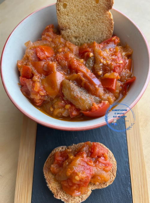 Bruschetta d'été avec aubergines et tomates cerises fraîches