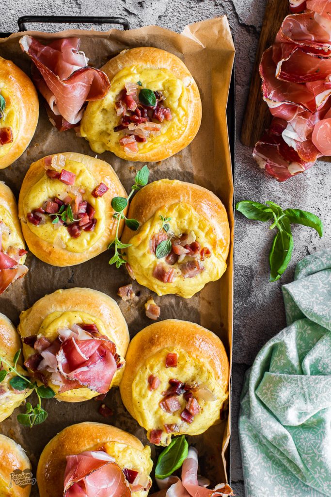Bun avec béchamel au fromage et Speck Alto Adige IGP